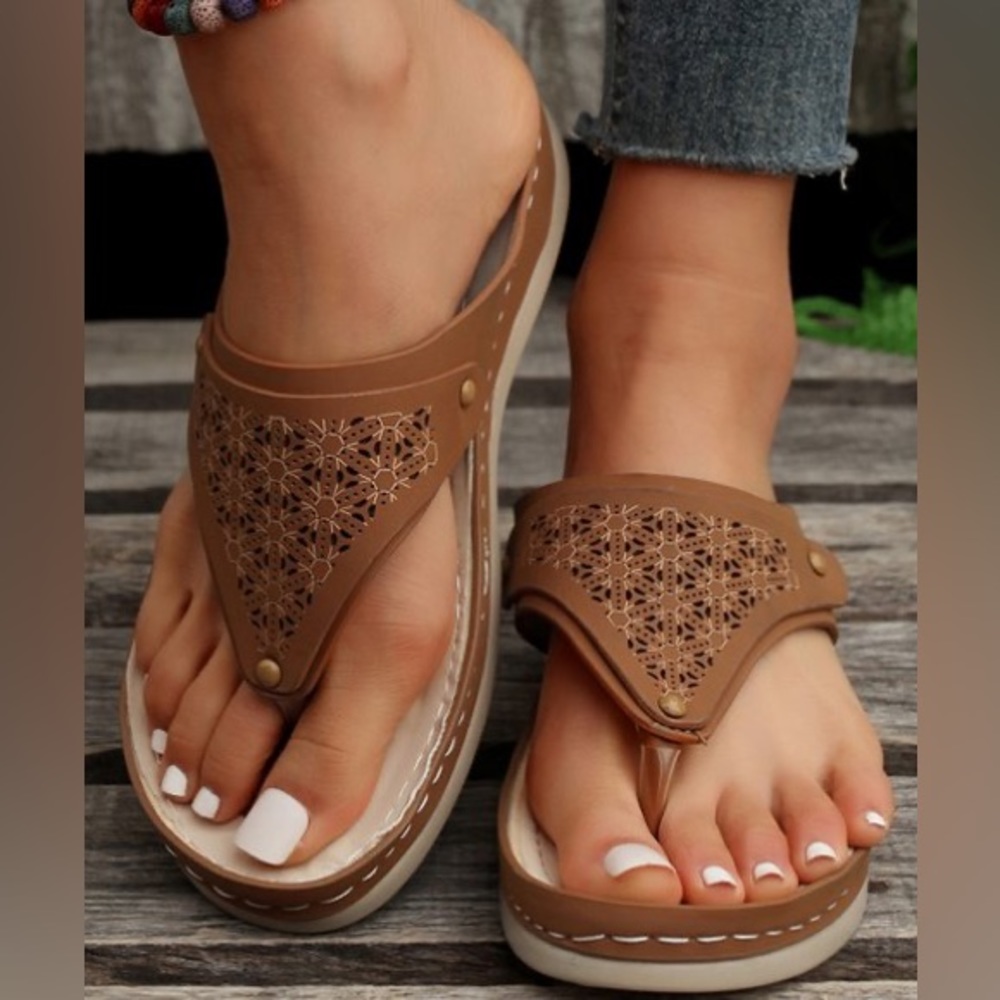 PAOTMBU - Brown & Ecru Abstract Thong Sandal - size 7 - new